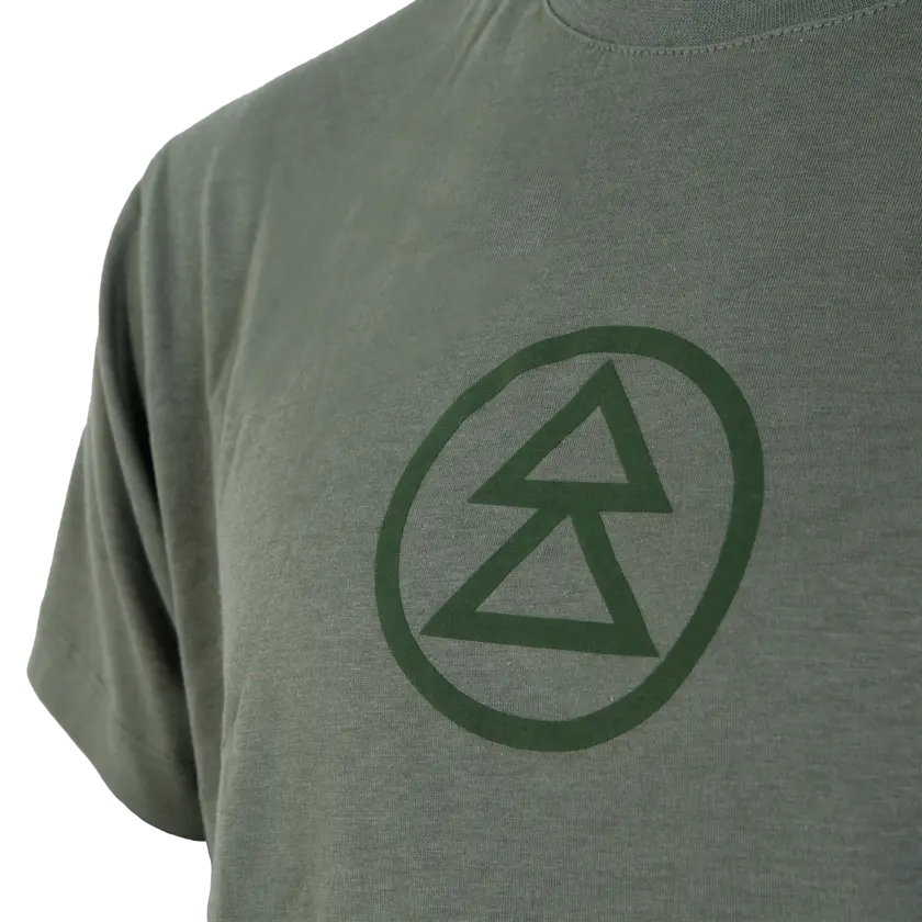 grön södratshirt med grön logga