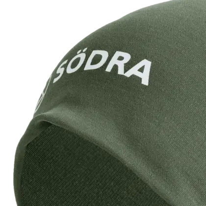 grön mössa med södra logga på i närbild