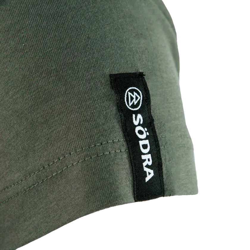 grön södratshirt med logga på ärm