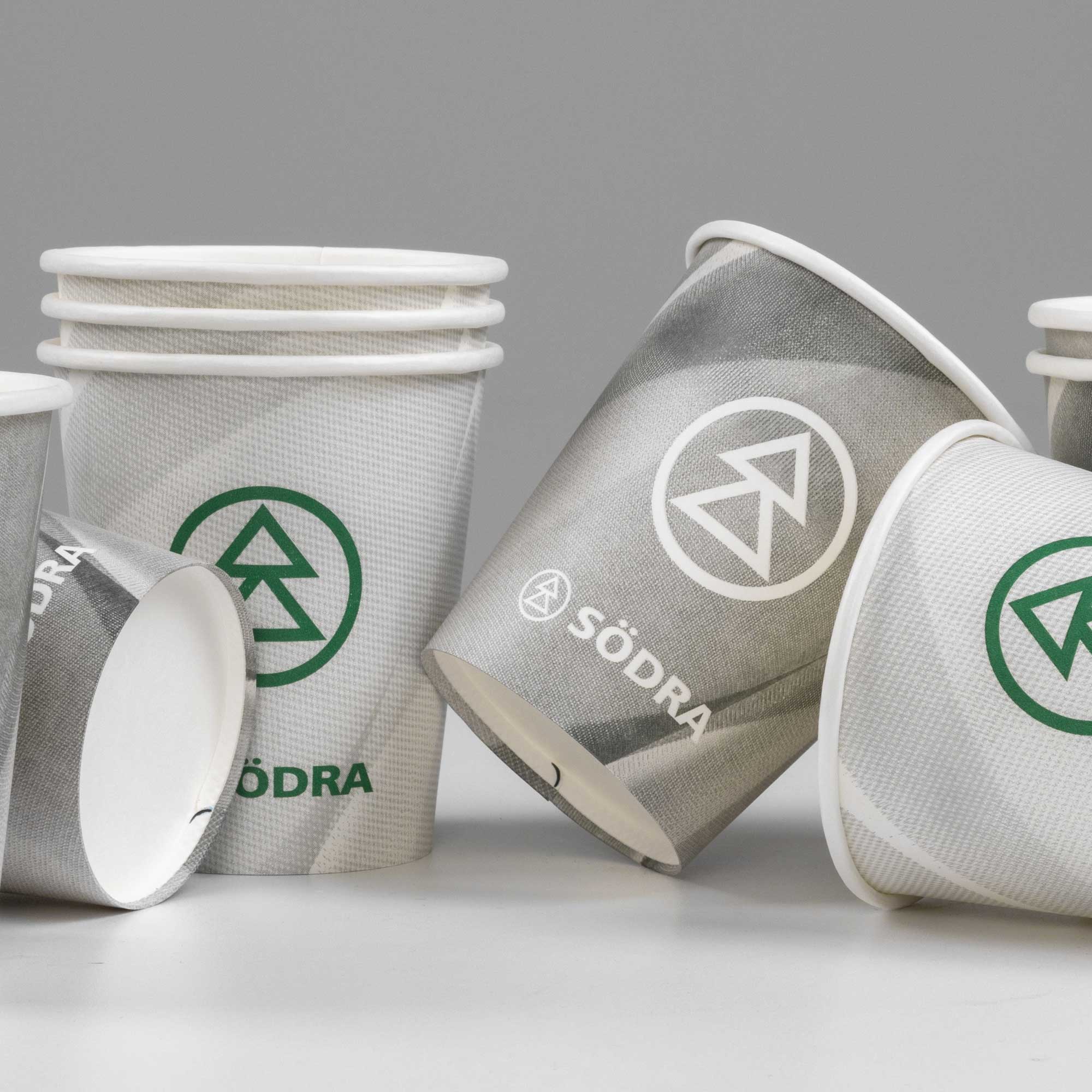 södra pappersmuggar i vitt och grått