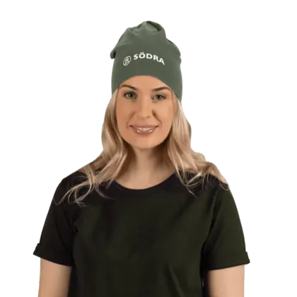 grön mössa med södra logga på modell