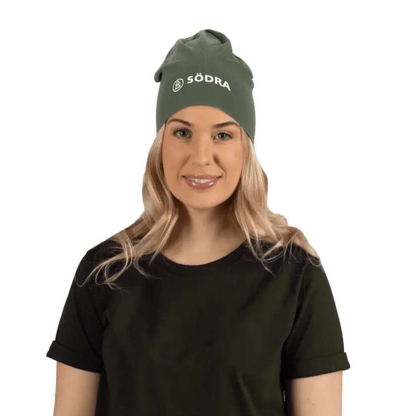 grön mössa med södra logga på modell
