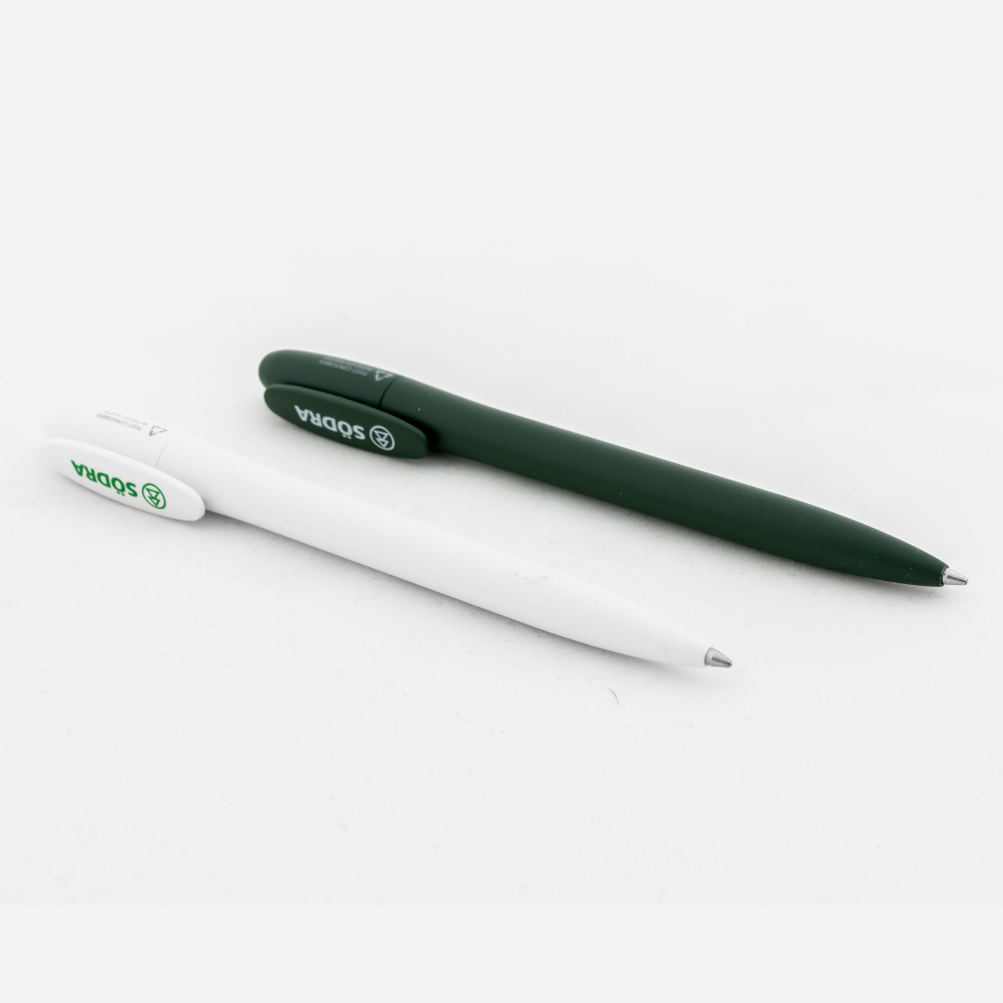 grön och vit penna med södra logga